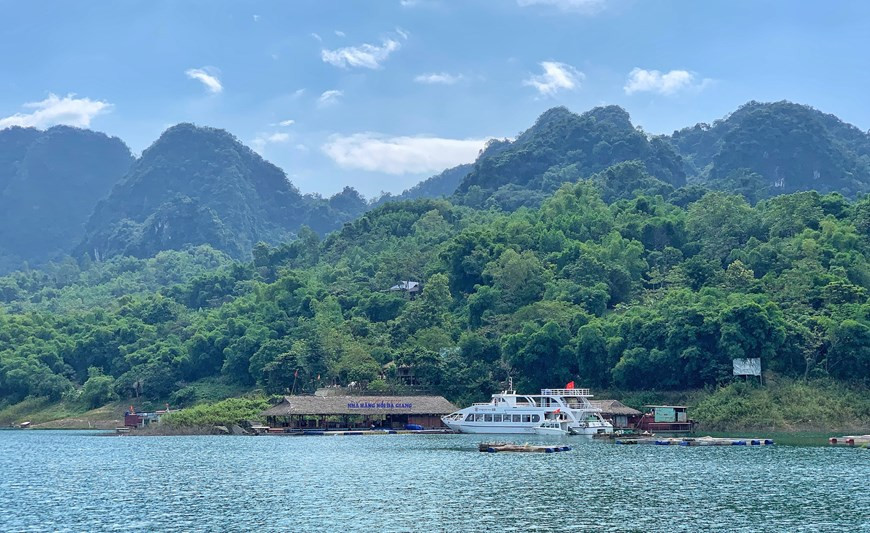 离开石碑村后，我们继续坐船来到下一站，是新乐县艾花乡艾村，该村也正发展社区旅游。走进艾村的路上，我们来沱江一家水上餐厅用午餐。这家餐厅地处和平省最大水上娱乐中心。这家餐厅周边的景色充满诗意，水上空气较为新鲜，致使我们品尝的菜肴具有难忘的味道。图自Vietnam+