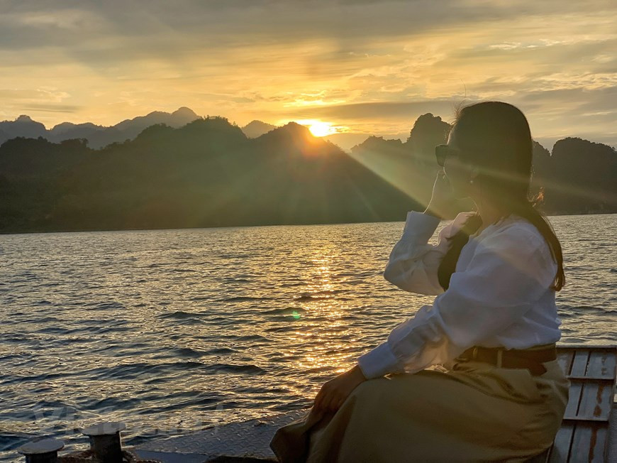 仅在周末两天来到和平，你可以以不同的方式来体验芒族人居住地各特色，你既可以坐船越过层层水浪，爬上山丘俯瞰“山上下龙湾”，又可以在高脚屋的树冠下舒坦的休息或在度假区的无边际游泳池里玩耍。来到这里，你将有机会亲眼看到重重叠叠的山丘，看和平水库上的黄昏降临。图自Vietnam+