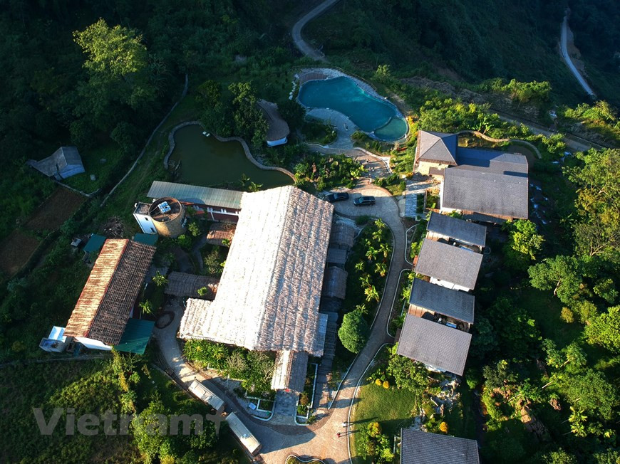 吃完午餐后，我们继续乘船来到梅州县山水乡巴甘山谷，居住在颇受游客欢迎的巴甘度假村（Bakhan Village Resort）。该度假村占地面积4公顷，设在山坡上，俯瞰绿色山谷和和平水库。特别，这里还有颇受游客喜爱的无边际游泳池。巴甘度假村设在巴甘旅游区，因此来到这里的游客都留恋不舍。住在这里游客到达码头或走路等都较为便利，从而参加各项屋外活动，如参观村寨、爬山、原始森林徒步旅行，划皮艇或乘船参观各洞穴等。图自Vietnam+