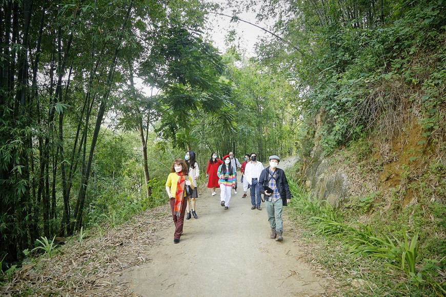 村民将当导游，带游客去参观是是石碑村。目前，河畔的石碑村出行比以前便利得多了。若5-6年前，来到该村的道路较狭窄，出行较为困难，目前村里道路均是混凝土路面。社区旅游发展已给沱北县最偏远的村庄带来一股新风。澳大利亚非政府组织扶贫行动组织已援助这里芒族人开展社区旅游，在新冠肺炎疫情爆发前，吸引许多国内外游客前来参观，当这里面貌焕然一新，居民收入有所提高。图自Vietnam+