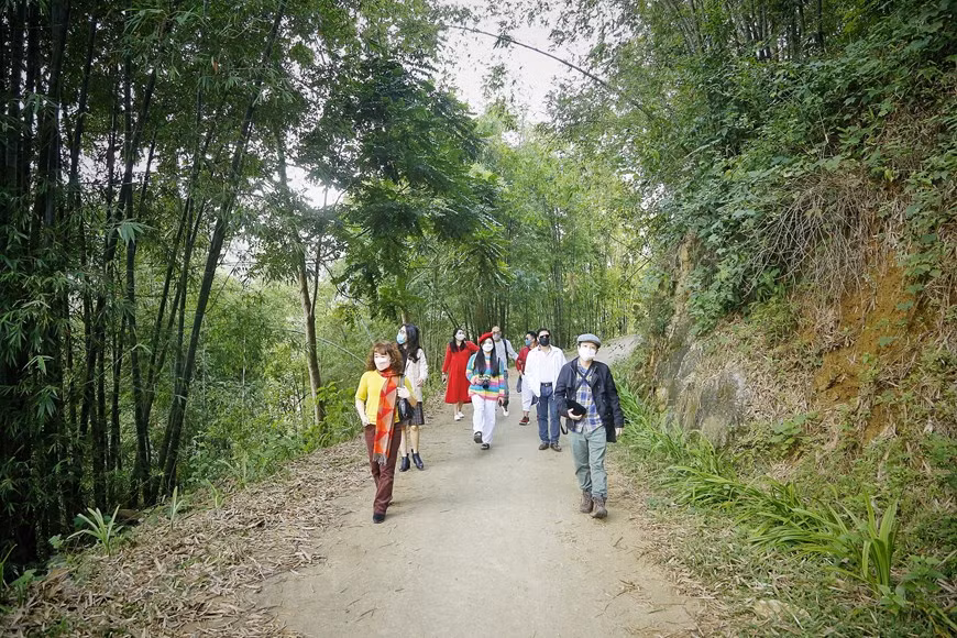 村民将当导游，带游客去参观是是石碑村。目前，河畔的石碑村出行比以前便利得多了。若5-6年前，来到该村的道路较狭窄，出行较为困难，目前村里道路均是混凝土路面。社区旅游发展已给沱北县最偏远的村庄带来一股新风。澳大利亚非政府组织扶贫行动组织已援助这里芒族人开展社区旅游，在新冠肺炎疫情爆发前，吸引许多国内外游客前来参观，当这里面貌焕然一新，居民收入有所提高。图自Vietnam+