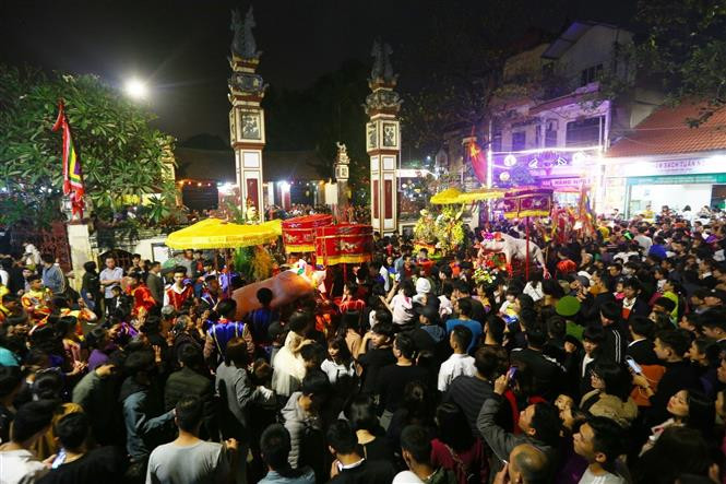 每“位”重达数百公斤的17“位猪爷”从罗符村各大街小巷被迎送到罗符祠。越通社记者名蓝、庆和 摄