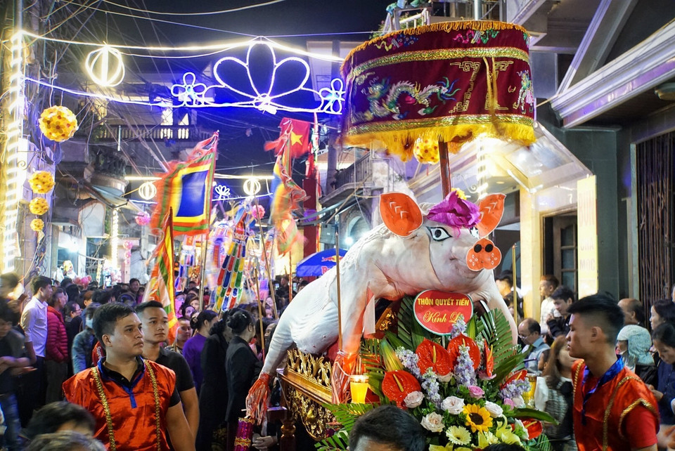 每“位”重达数百公斤的17“位猪爷”从罗符村各大街小巷被迎送到罗符祠。越通社记者名蓝、庆和 摄