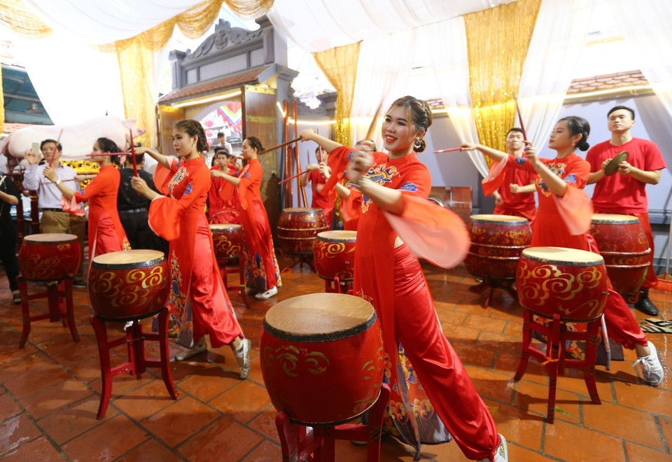  迎猪节期间举行的文艺表演节目。越通社记者名蓝、庆和 摄