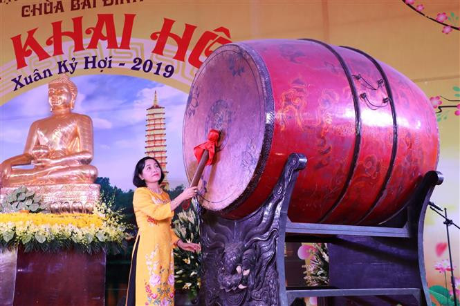  宁平省省委书记阮氏青打鼓宣布开庙。越通社记者宁德方 摄