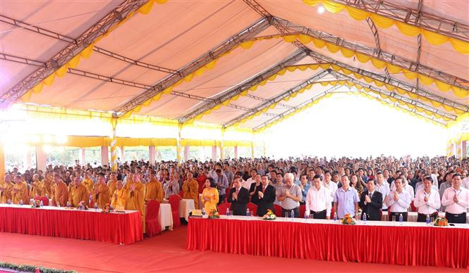 参加2019年沛顶寺庙会开庙仪式的代表和嘉宾。越通社记者宁德方 摄