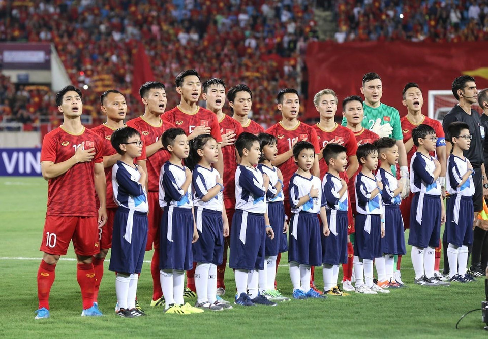 越南球队高唱国歌。越通社记者 仲达 摄