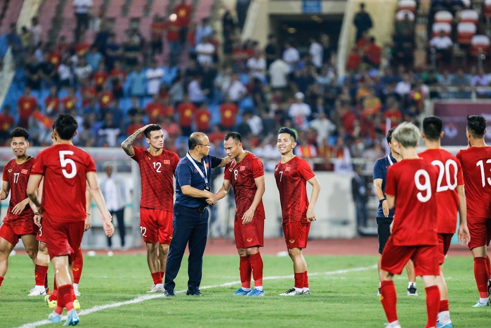  越南队球员与主教练朴恒绪。越通社记者 仲达 摄