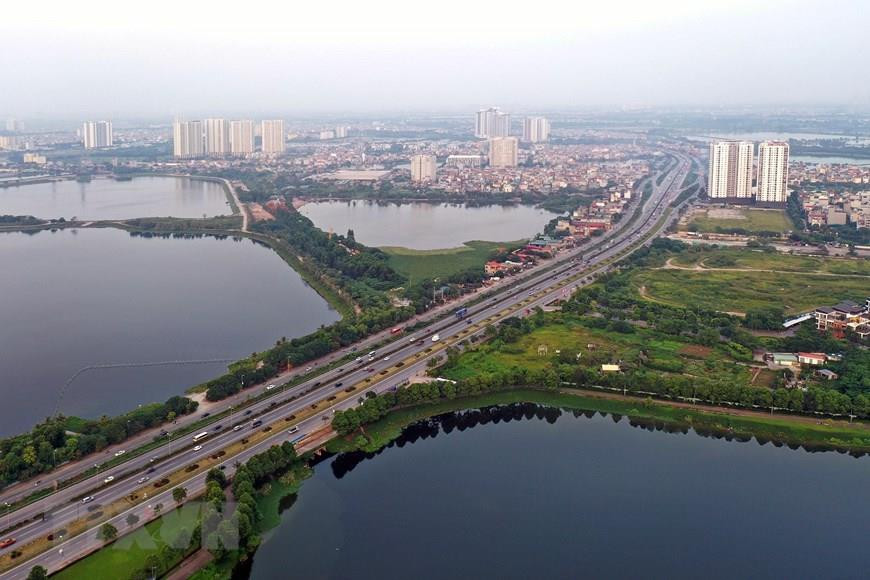  一条条高速公路像雨后春笋一般，争先抢后地冒出了地面。越通社记者 玉霞 摄