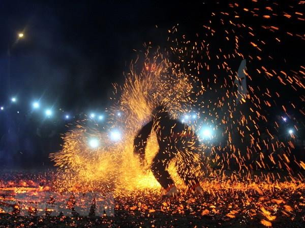 跳火祈求新年风调雨顺、五谷丰登。图自越通社