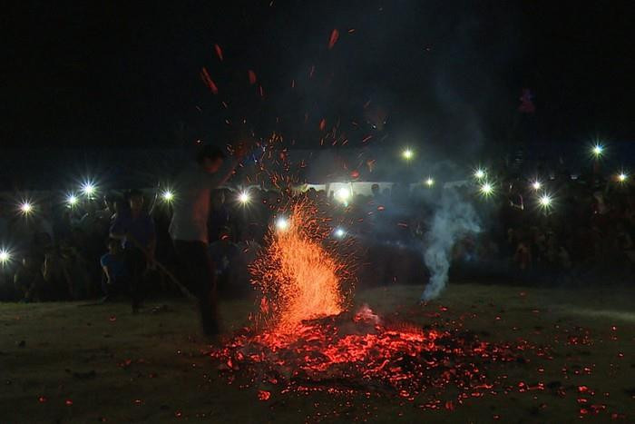 在红瑶族人的‎传统观念中‎,火神是诸位神中极为重要的神灵。图自越通社