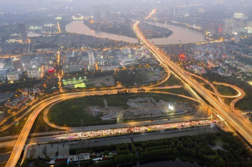 一条条高速公路像雨后春笋一般，争先抢后地冒出了地面。越通社记者 玉霞 摄