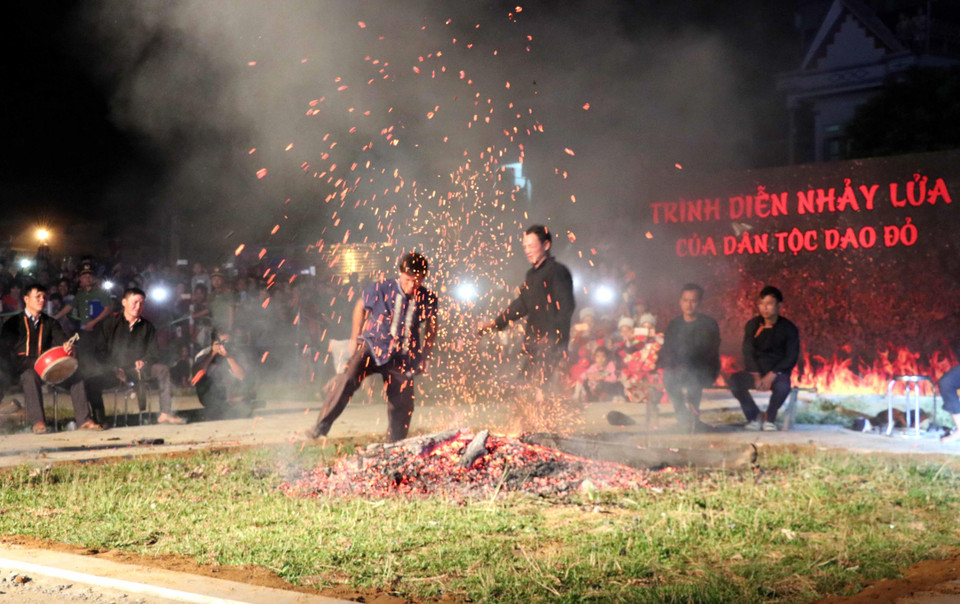 跳火节旨在驱赶邪魔，感谢天地、感谢诸神，祈求新年风调雨顺、五谷丰登。图自越通社