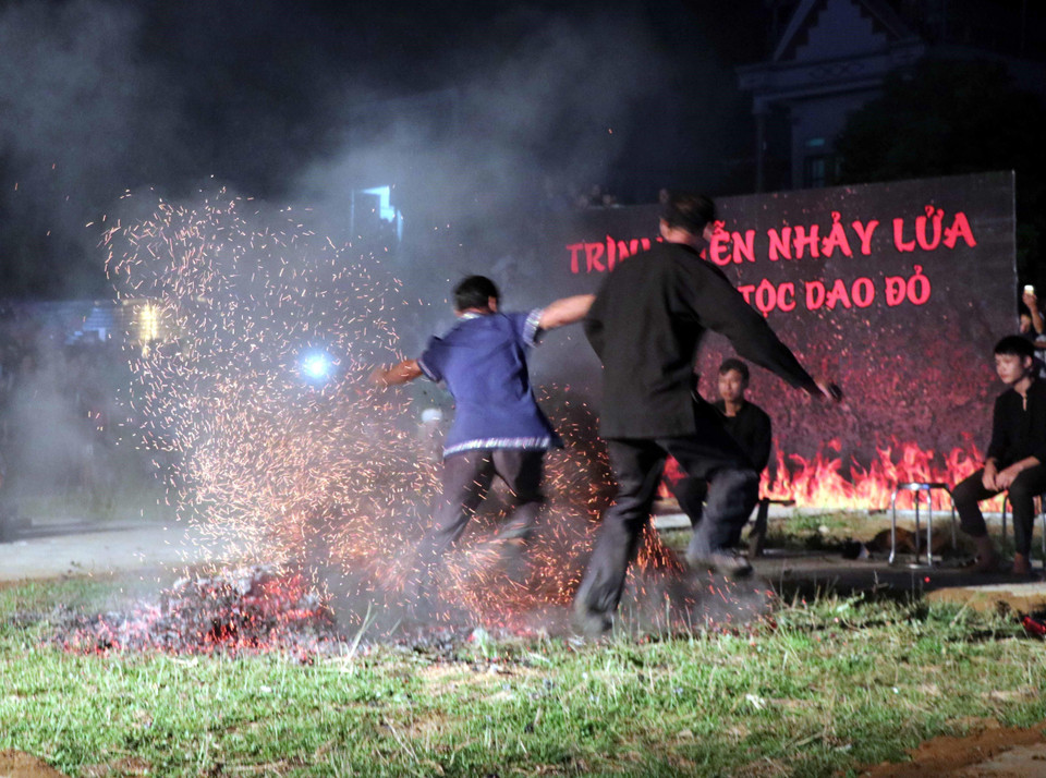 跳火仪式的参与者是12岁以上的青年。图自越通社