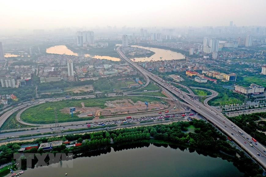  一条条高速公路像雨后春笋一般，争先抢后地冒出了地面，逐渐形成一个繁华美丽的河内。越通社记者 玉霞 摄