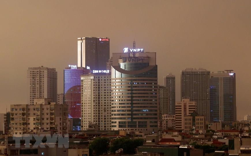 一座座一座座高楼大厦像雨后春笋一般，争先抢后地冒出了地面。越通社记者 玉霞 摄