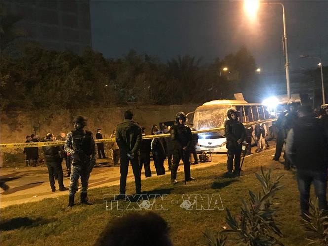 载有越南游客的埃及旅游巴士遭爆炸袭击现场。图自新华社
