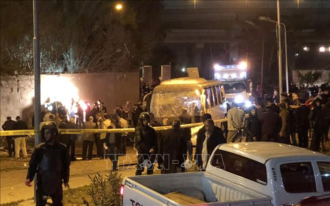 载有越南游客的埃及旅游巴士遭爆炸袭击现场。图自新华社