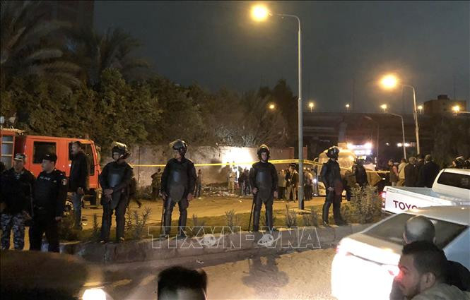 载有越南游客的埃及旅游巴士遭爆炸袭击现场。图自新华社