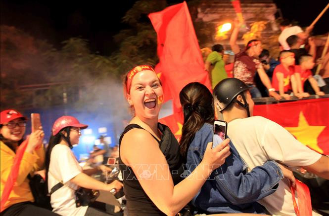 越南各地的球迷纷纷涌上街头，欢庆越南国足的胜利。图自越通社