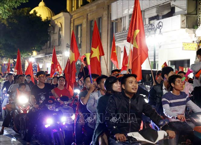 越南各地的球迷纷纷涌上街头，欢庆越南国足的胜利。图自越通社