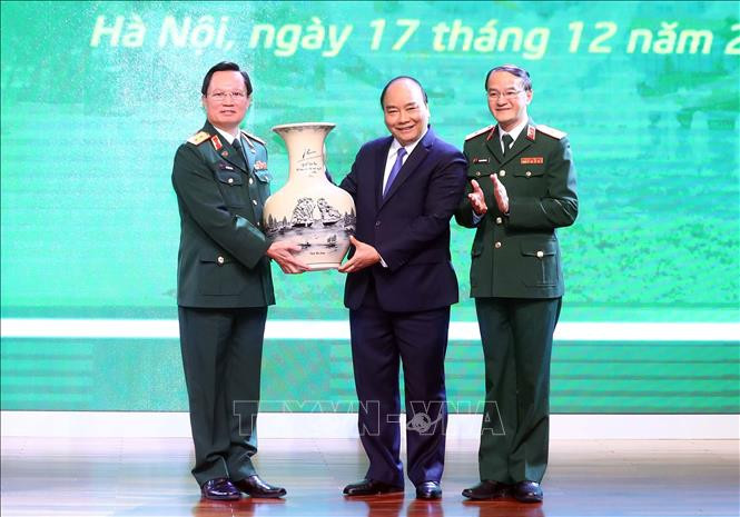 阮春福总理向108号中央军队医院赠送纪念品。越通社记者 统一 摄