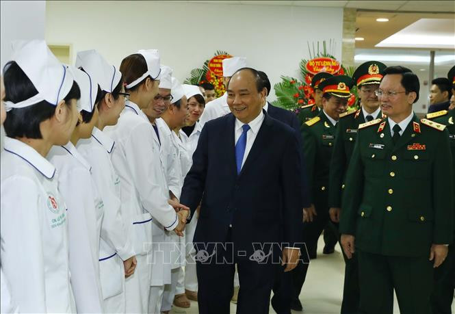 阮春福总理看望慰问108号中央军队医院人员。越通社记者 统一 摄