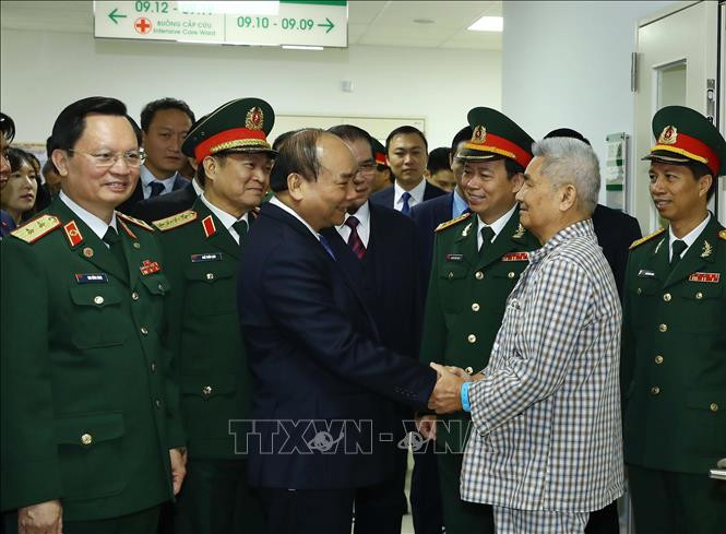 阮春福总理看望慰问正在108号中央军队医院接受治疗的患者。越通社记者 统一 摄