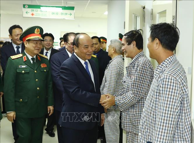 阮春福总理看望慰问正在108号中央军队医院接受治疗的患者。越通社记者 统一 摄