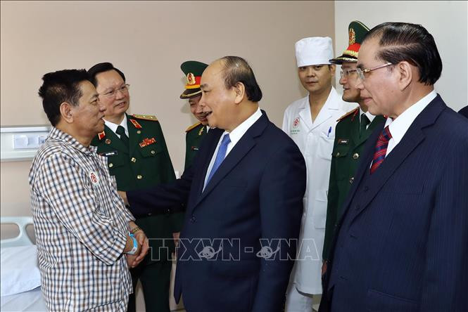 阮春福总理看望慰问正在108号中央军队医院接受治疗的患者。越通社记者 统一 摄