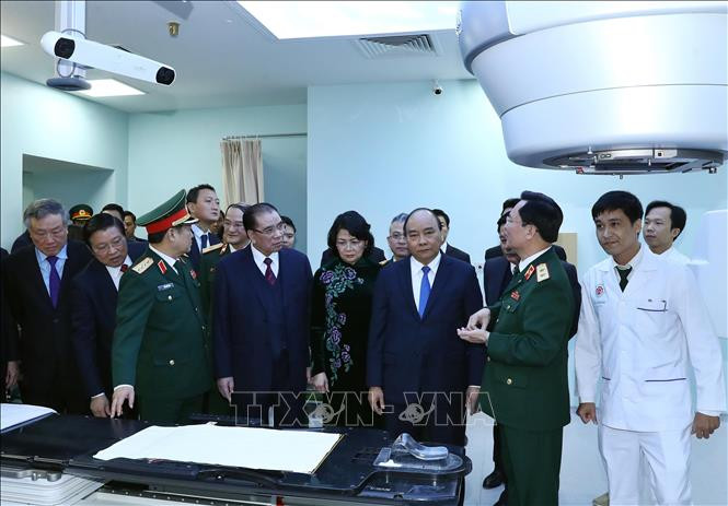 阮春福总理参观108号中央军队医院。越通社记者 统一 摄
