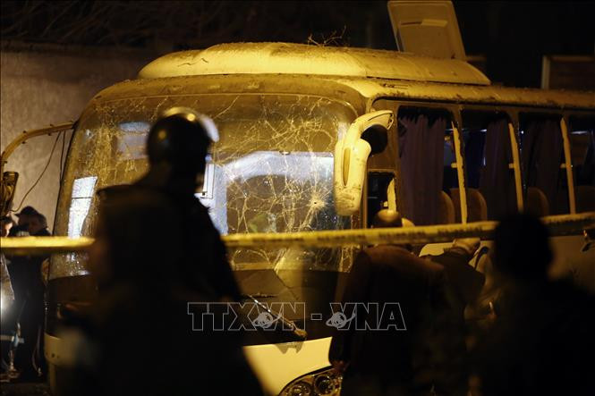 载有越南游客的埃及旅游巴士遭爆炸袭击现场。图自新华社