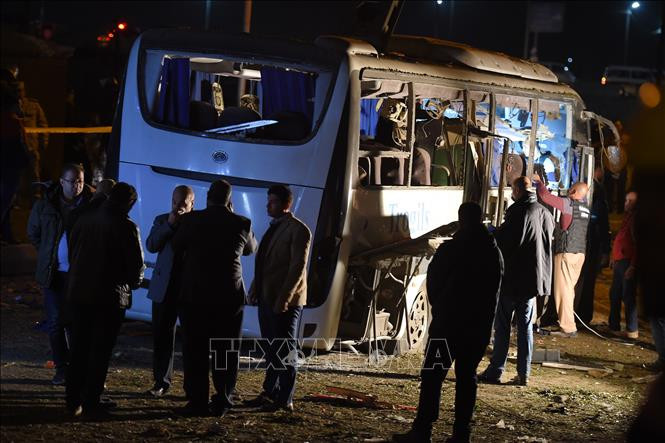 载有越南游客的埃及旅游巴士遭爆炸袭击现场。图自AFP