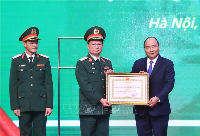 阮春福总理向108号中央军队医院授予武装力量英雄称号。越通社记者 统一 摄