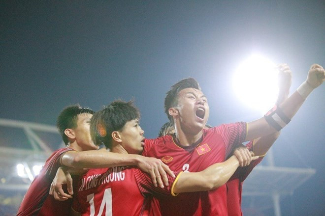 阮功凤与阮进灵踢墙配合之后推射破门，将比分扩大为2-0。图自越通社