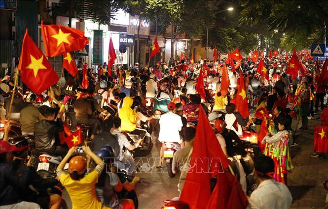 越南各地的球迷纷纷涌上街头，欢庆越南国足的胜利。图自越通社