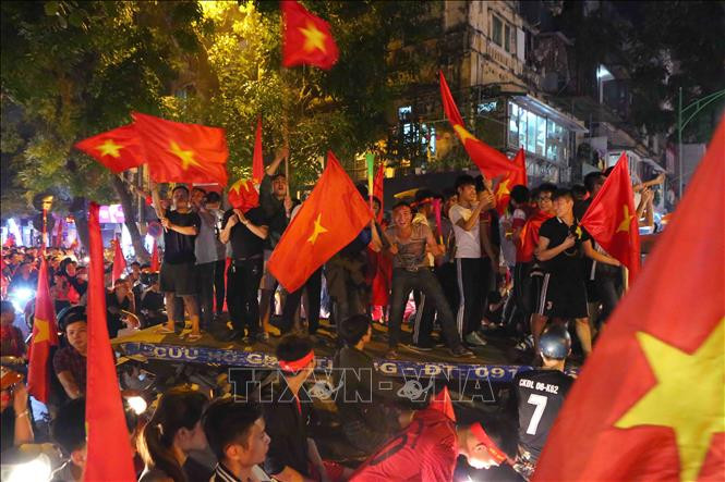 越南各地的球迷纷纷涌上街头，欢庆越南国足的胜利。图自越通社