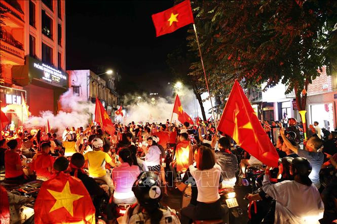 越南各地的球迷纷纷涌上街头，欢庆越南国足的胜利。图自越通社