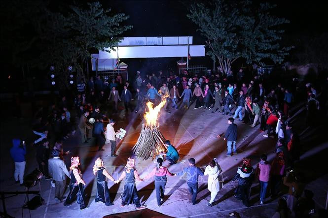 哈尼族跳群舞。图自越通社