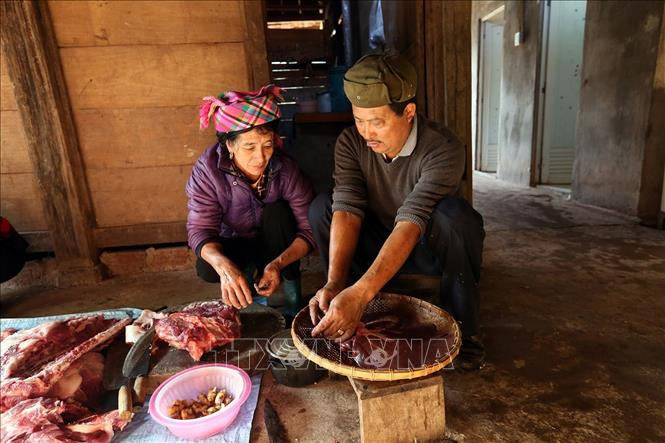 早晨起来哈尼族同胞开始做侑食。图自越通社
