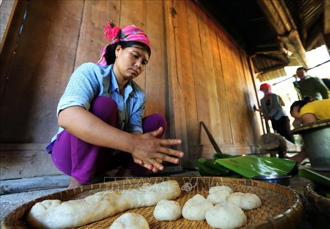 哈尼族同胞准备制作糍粑。图自越通社