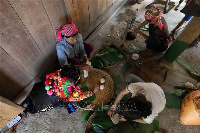 哈尼族同胞制作糍粑。图自越通社