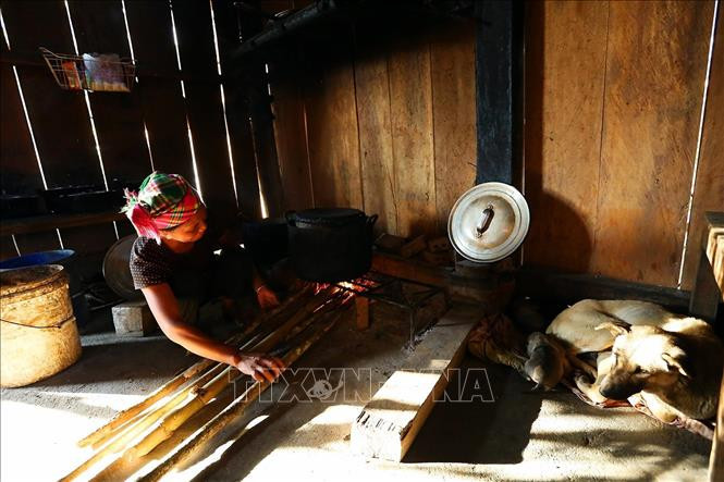 哈尼族同胞准备打糍粑。图自越通社