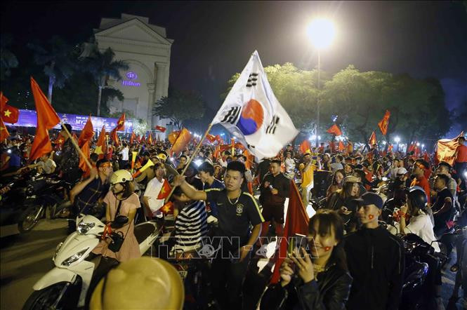 越南各地的球迷纷纷涌上街头，欢庆越南国足的胜利。图自越通社