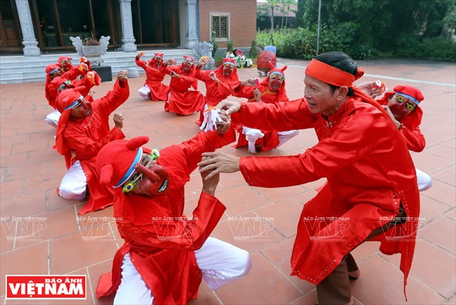  春谱舞蹈艺人。图自《越南画报》