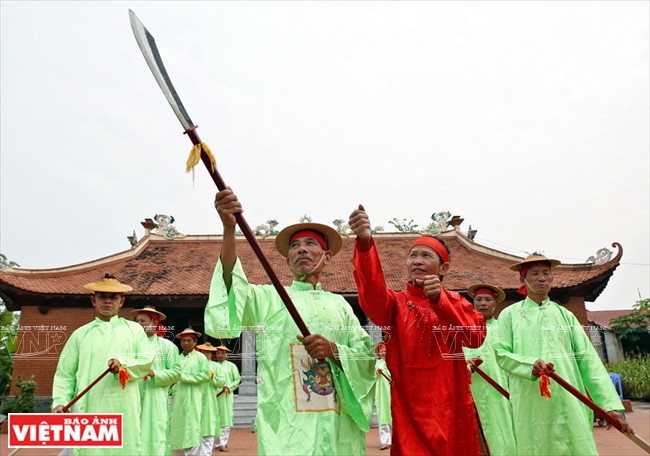  春谱舞蹈艺人。图自《越南画报》