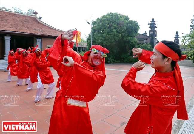  春谱舞蹈艺人。图自《越南画报》