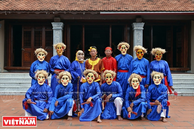  春谱舞蹈艺人。图自《越南画报》