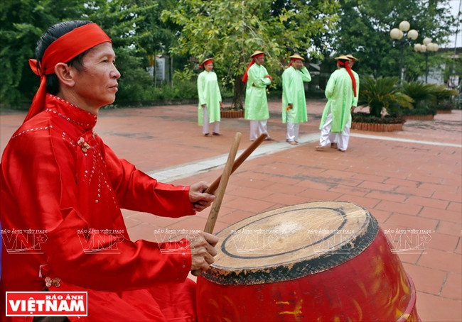  春谱舞蹈艺人。图自《越南画报》