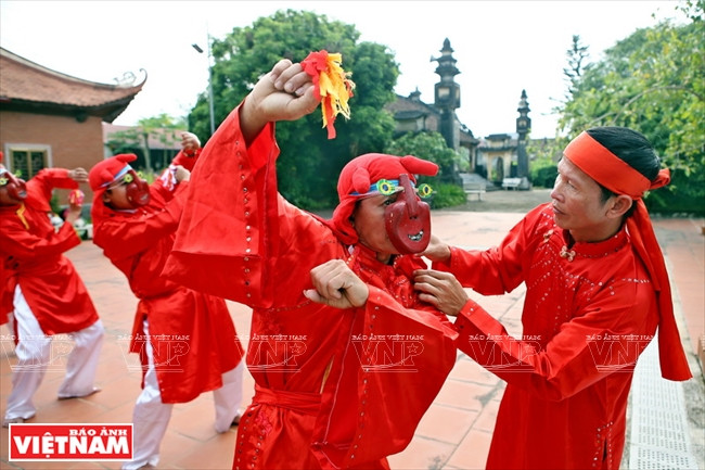  春谱舞蹈艺人。图自《越南画报》